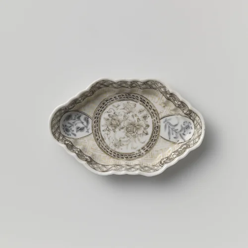 Spoon tray with flower sprays, diaper pattern and flower scrolls by anonymous, other, 1725-1749