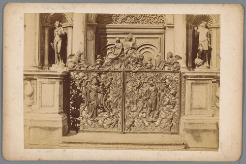 Hekwerk gedecoreerd mensen, putti en leeuwen met vleugels en boeken by anonymous, photograph, 1870-1880