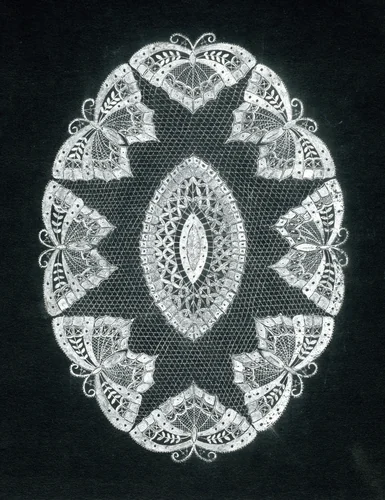 Kantontwerp van een ovaal kleed met vlinders in witte inkt op zwart karton by Jet Pleging-Faber, other, 1920-1935