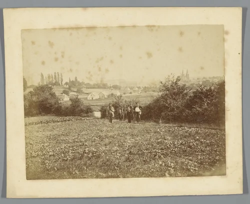 Boeren op een veld, nabij Kleef by anonymous, photograph, 1880-1900