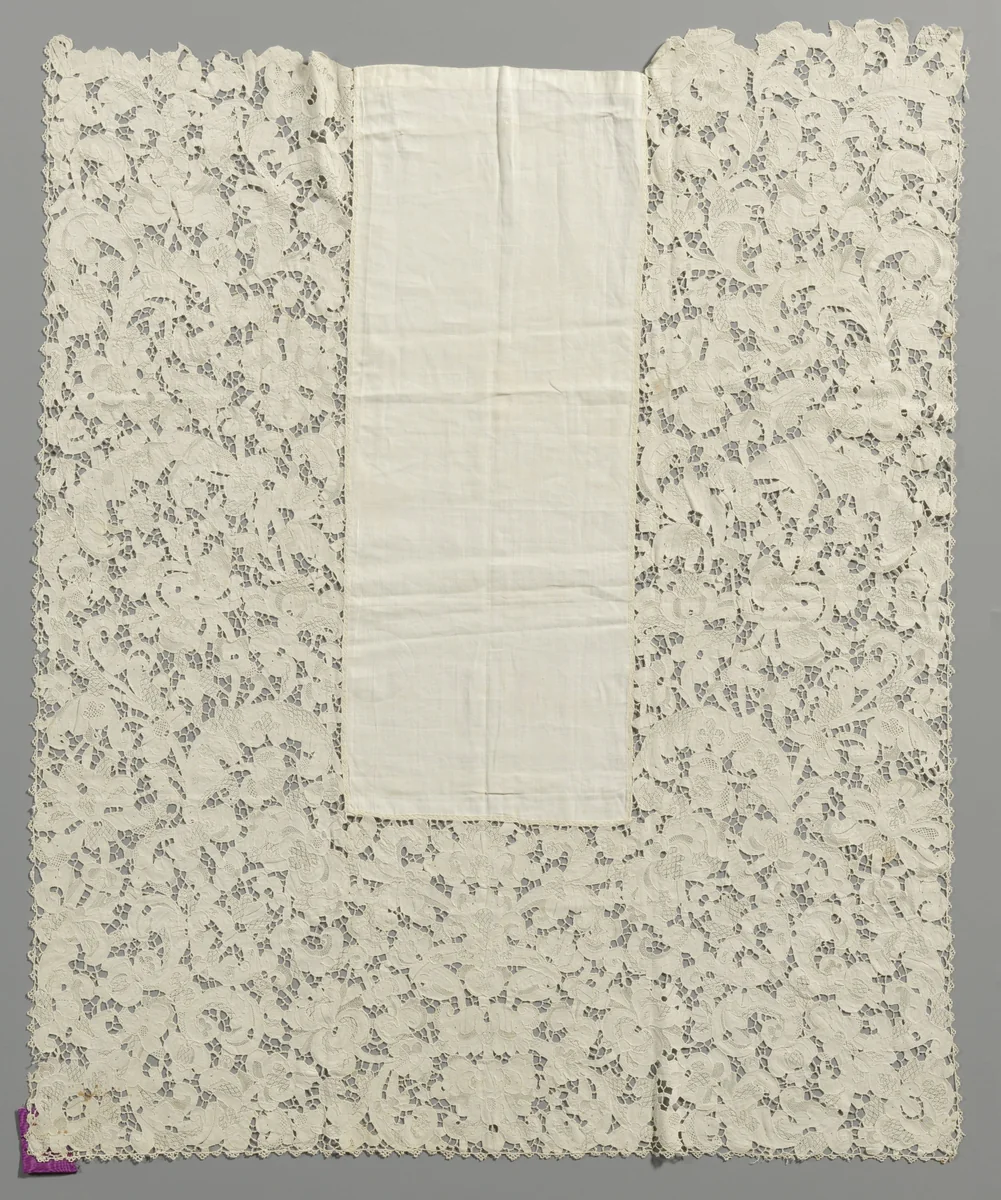 Voorspelddoek voor antependium met een smal linnen middenstuk en drie zijden naaldkant by anonymous, other, 1650-1699