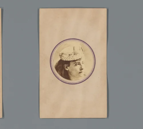 Toegangsbewijs voor een expositie van Honest Mac met portret van een onbekende vrouw by anonymous, photograph, 1870-1915