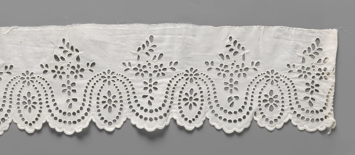 Strook katoen met kantborduurwerk met golvende dubbele slingers van 'parelsnoeren' en hangende bloemtakken by C.I. Bosch Reitz-Teding van Berkhout, other, 1860-1880