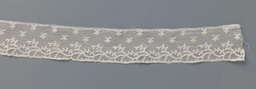 Strook kloskant met gekantelde ovaaltjes onder strooipatroon van takjes by anonymous, other, 1785-1799