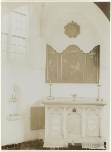 Kapel van het Sint Anna Aalmoeshuis te Leiden met het drieluik met de aanbidding van de koningen door P. Coecke van Aelst by Richard Tepe, photograph, 1900-1940