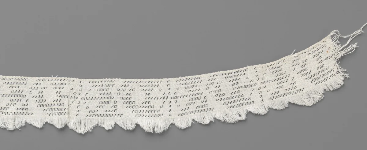 Strook kantweefsel met liggende ronde rozetbloem en driehoekige franjeschulpen by anonymous, other, 1600-1799