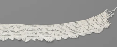 Strook kantweefsel met liggende ronde rozetbloem en driehoekige franjeschulpen by anonymous, other, 1600-1799
