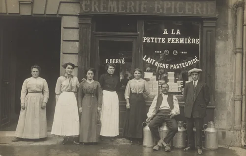 Crèmerie épicerie, P. Bervé, À la Petite Fermière, 135, boulevard Ney, Paris by Unidentified Photographer, photograph, 1910