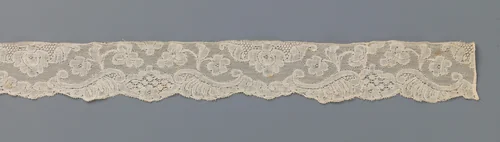 Strook kant met drielobbig cartouche en afhangende bloem met druppelvormig hart by anonymous, other, 1740-1760