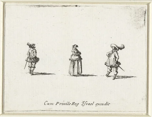 Dame, de handen voor de buik, op de rechterzijde gezien, tussen twee heren by Jacques Callot, print, 1633-1635