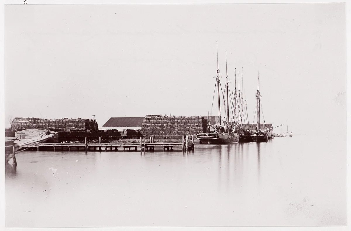 [Wharves at Bermuda Hundred Landing, James River, Virginia] by Andrew Joseph Russell, photograph, 1861-1865