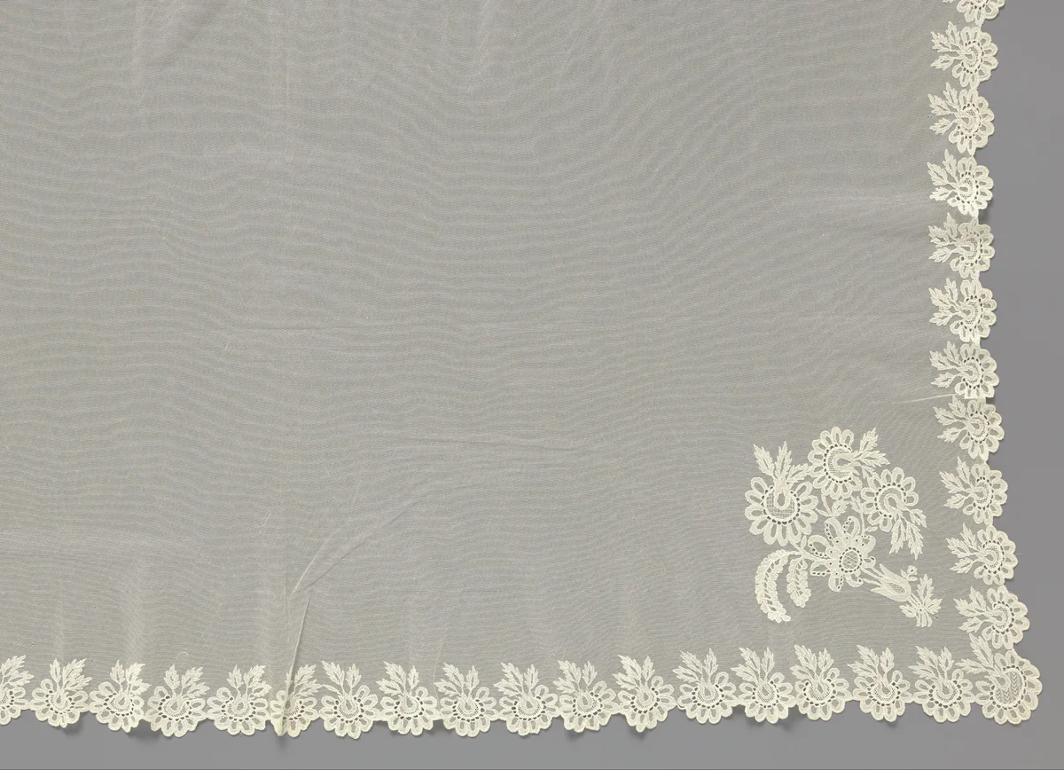 Bruidssluier van kantborduurwerk op tule met geschulpte rand en rozetbloemen by anonymous, textile, 1825