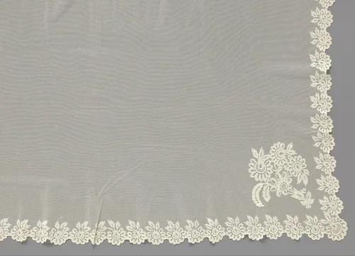 Bruidssluier van kantborduurwerk op tule met geschulpte rand en rozetbloemen by anonymous, textile, 1825