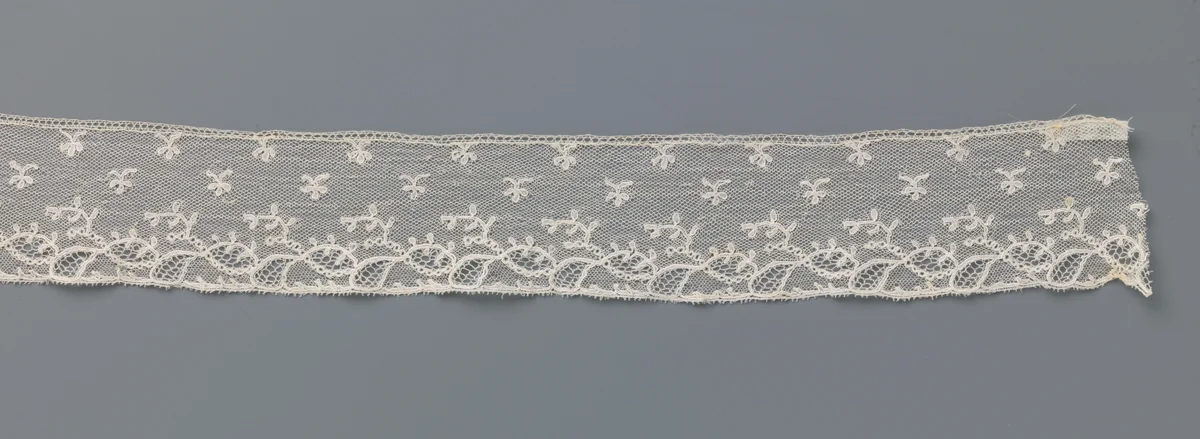 Strook kloskant met gekantelde ovaaltjes onder strooipatroon van takjes by anonymous, other, 1785-1799