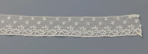 Strook kloskant met gekantelde ovaaltjes onder strooipatroon van takjes by anonymous, other, 1785-1799