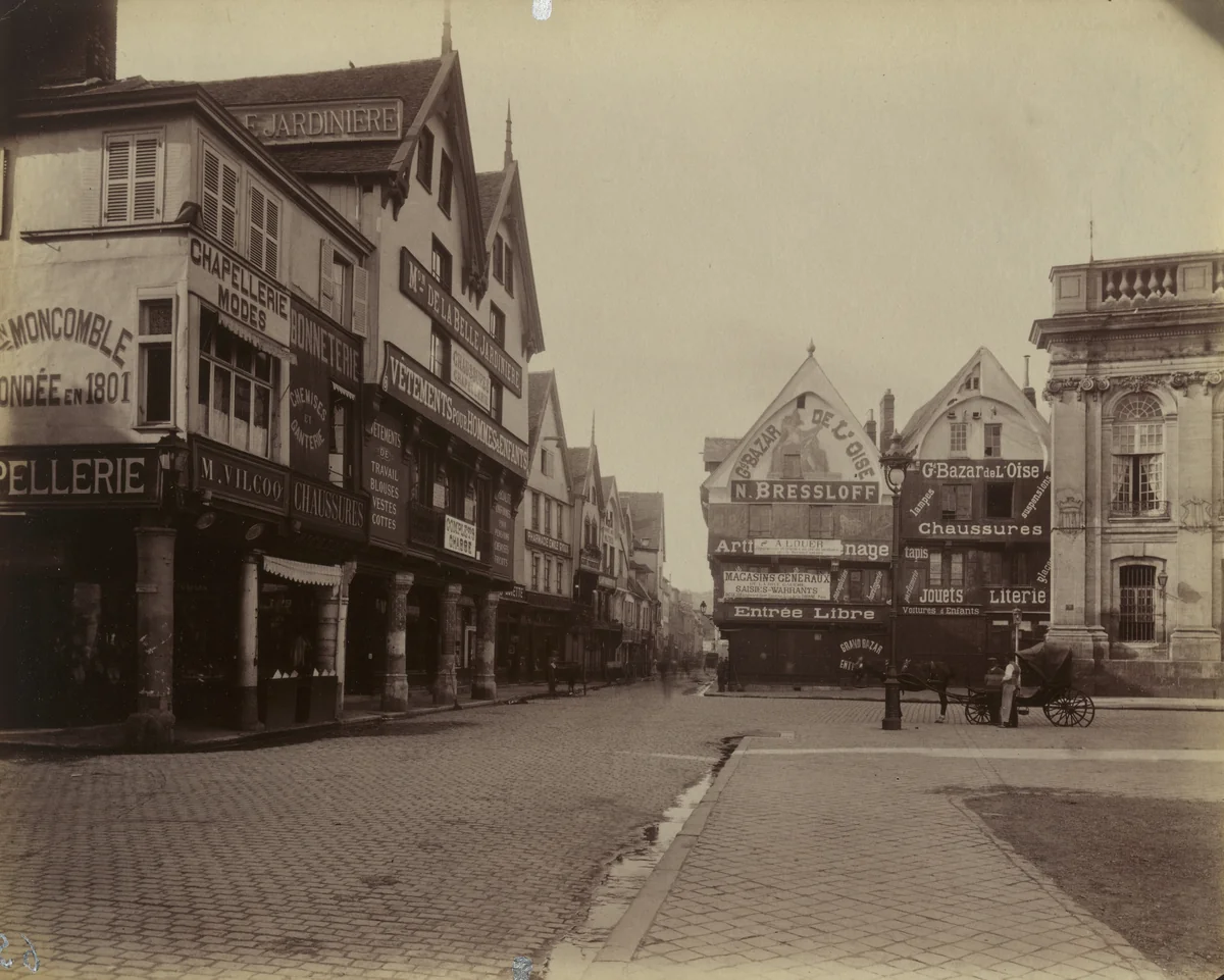 Beauvais, coin, place [de l'] Hôtel-de-Ville by Eugène Atget, photograph, 1904