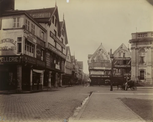 Beauvais, coin, place [de l'] Hôtel-de-Ville by Eugène Atget, photograph, 1904