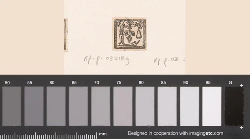 Letter I: ornament met peer en druiventros by anonymous, print, 1556