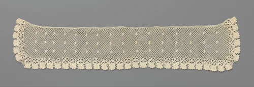 Kraag van gehaakte kant met vierpassen en vierkante godronschulpen by anonymous, textile, 1890-1899
