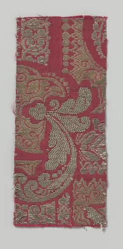 Fragment van rode zijde met patroon in goud- en zilverdraad by anonymous, textile, 1600-1699