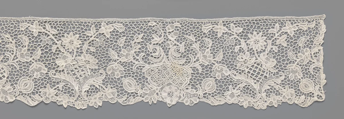 Strook naaldkant met bloemvaas waarin takken een V vormen en een niervormig cartouche by anonymous, other, 1880-1899