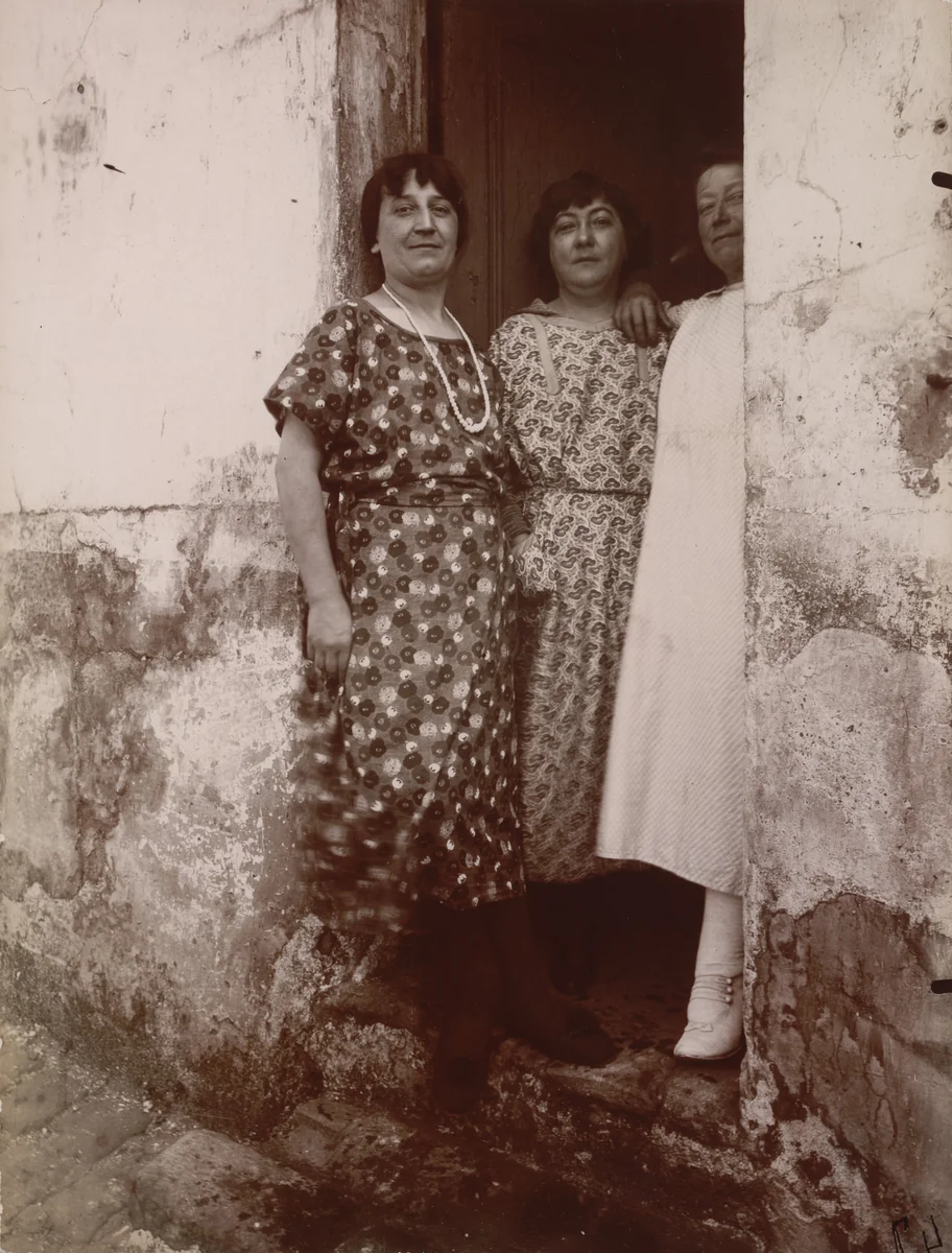 Rue Asselin by Eugène Atget, photograph, 1924