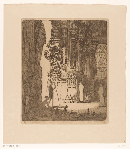 Gebeeldhouwde zuilen in een bazaar in Madurai by Wijnand Otto Jan Nieuwenkamp, print, 1915