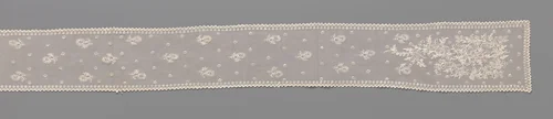 Fanchon of das van kantborduurwerk op tule met aan beide uiteinden een omkrullende bladertak met bessentakjes en twee clusters van drie rozetbloemen by anonymous, textile, 1800-1849