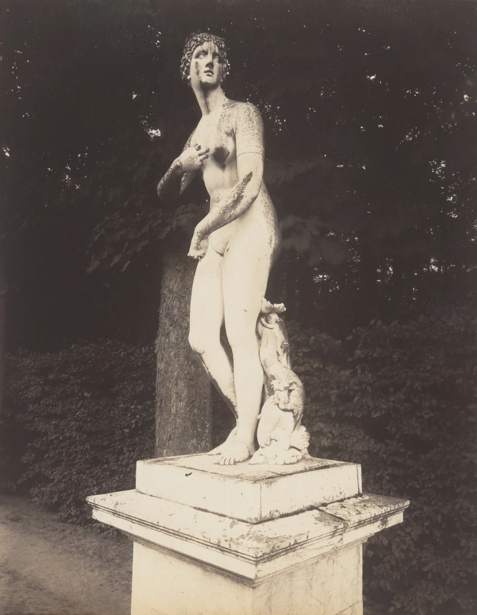 Versailles, Vénus sortant du bain par Legros by Eugène Atget, photograph, 1923