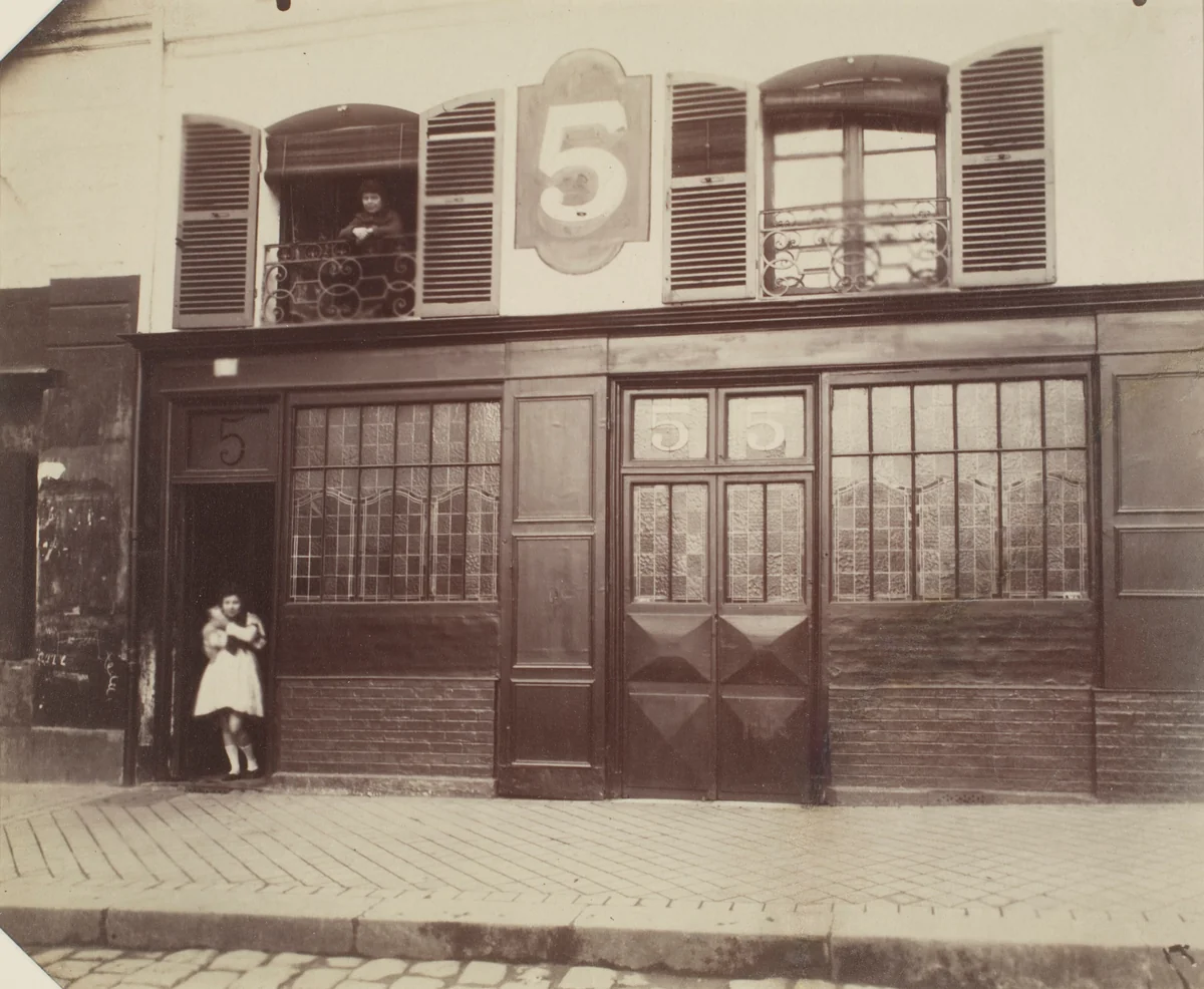 Maison à Versailles by Eugène Atget, photograph, 1921