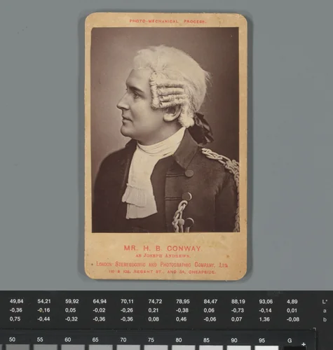 Reclame voor een voorstelling in Vaudeville Theatre in Londen met portret van Harry B. Conway gekleed als het personage Joseph Andrews by London Stereoscopic and Photographic Company, photograph, 1870-1915