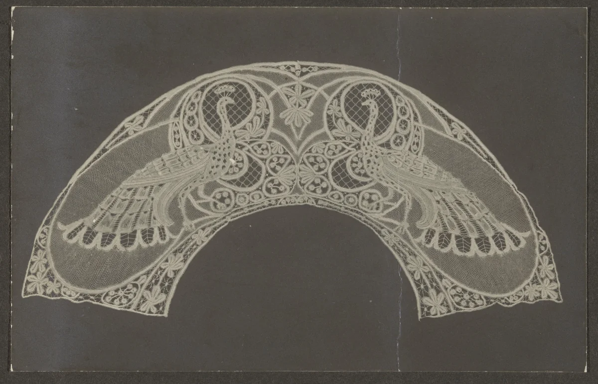 Foto van een waaierblad van kant met twee toegewende pauwen by anonymous, photograph, 1900-1924