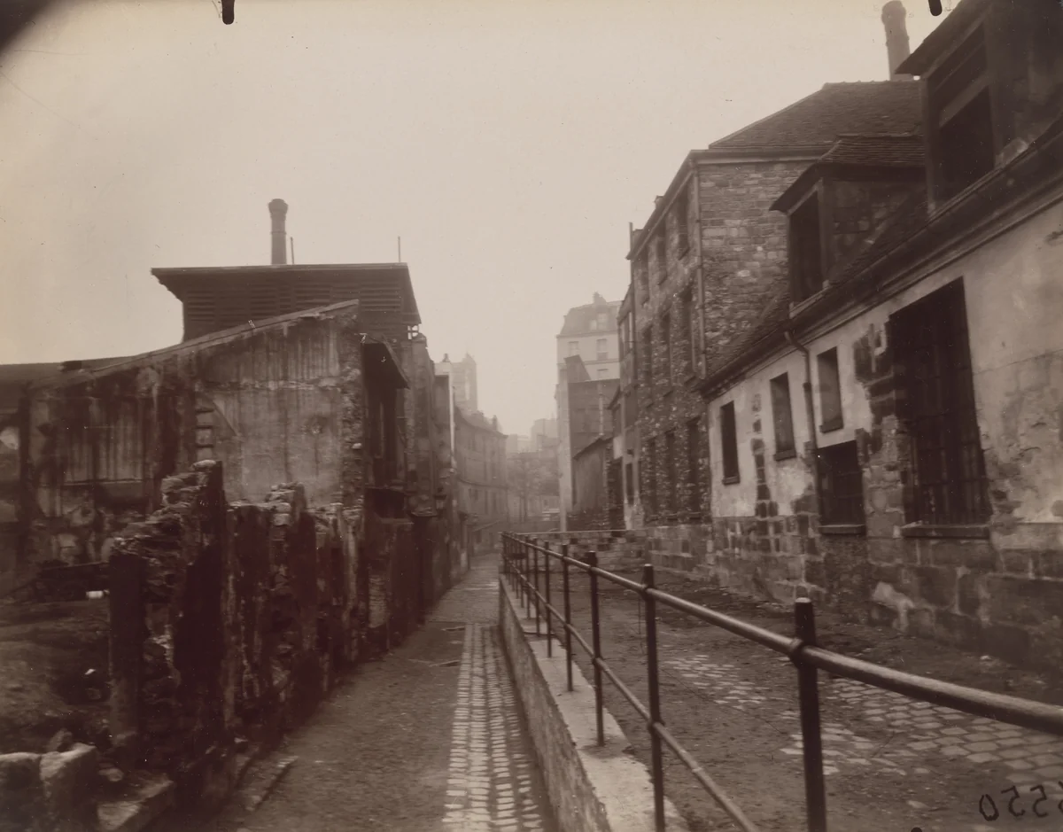Ruelle des Gobelins by Eugène Atget, photograph, 1925