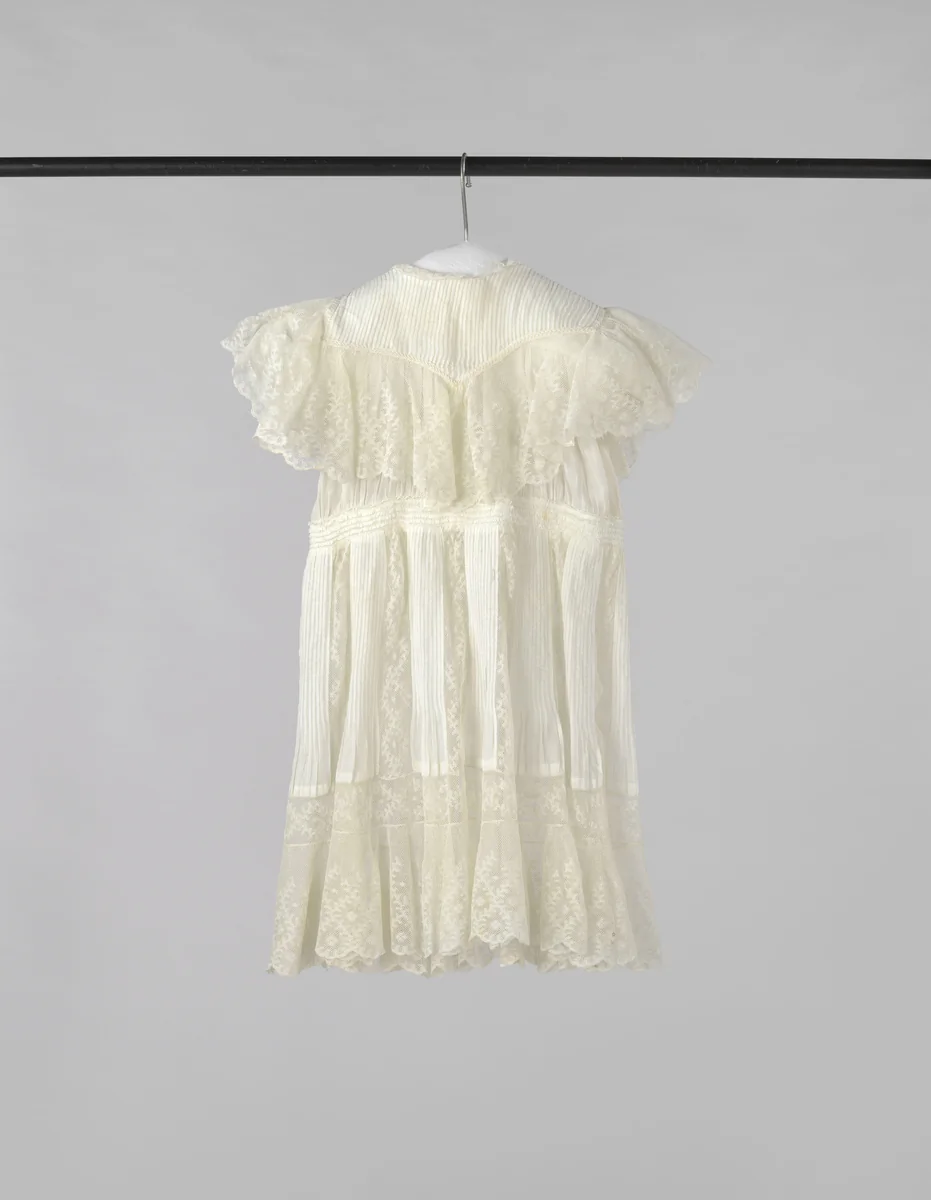 Meisjesjurk van batist en imitatie-Valencienneskant, versierd met pelerienkraag by anonymous, other, 1895-1905