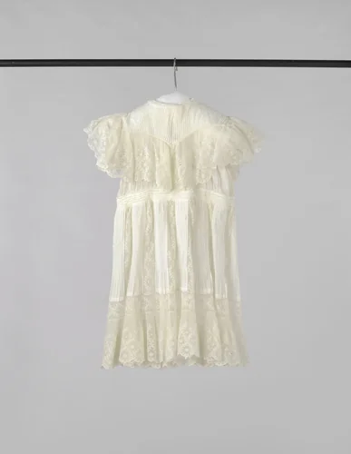 Meisjesjurk van batist en imitatie-Valencienneskant, versierd met pelerienkraag by anonymous, other, 1895-1905