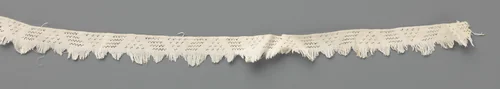 Strook kantweefsel met driehoekjes en driehoekige franjeschulpen by anonymous, other, 1500-1649