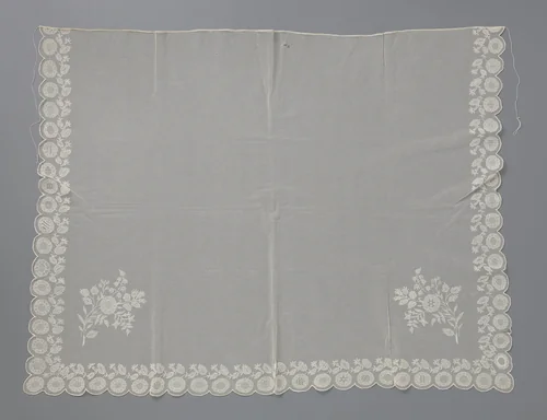 Hoedenvoile van kantborduurwerk op tule met in elke halfronde schulp een grote margriet by anonymous, textile, 1820-1840