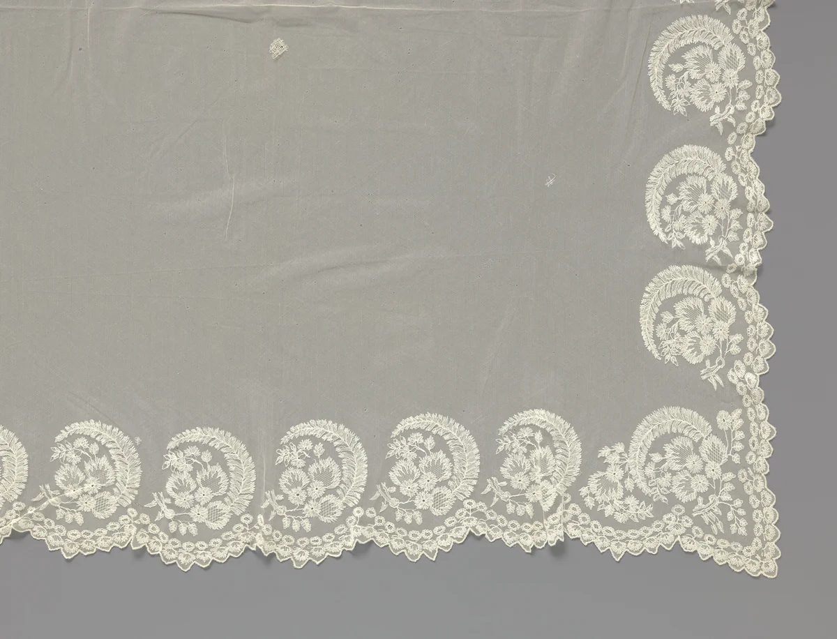Bruidssluier van kantborduurwerk op tule met randpatroon met bloemtakken en veren by anonymous, textile, 1825-1835