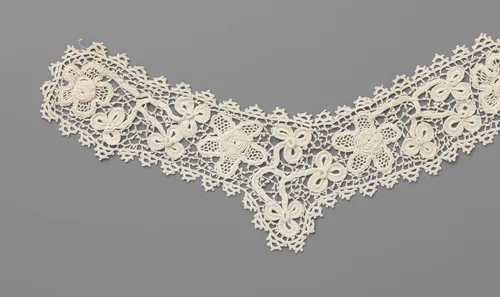 Kraag van gehaakte kant met klaverbladen en vijfbladige rozen met een hart in reliëf by anonymous, textile, 1900-1910