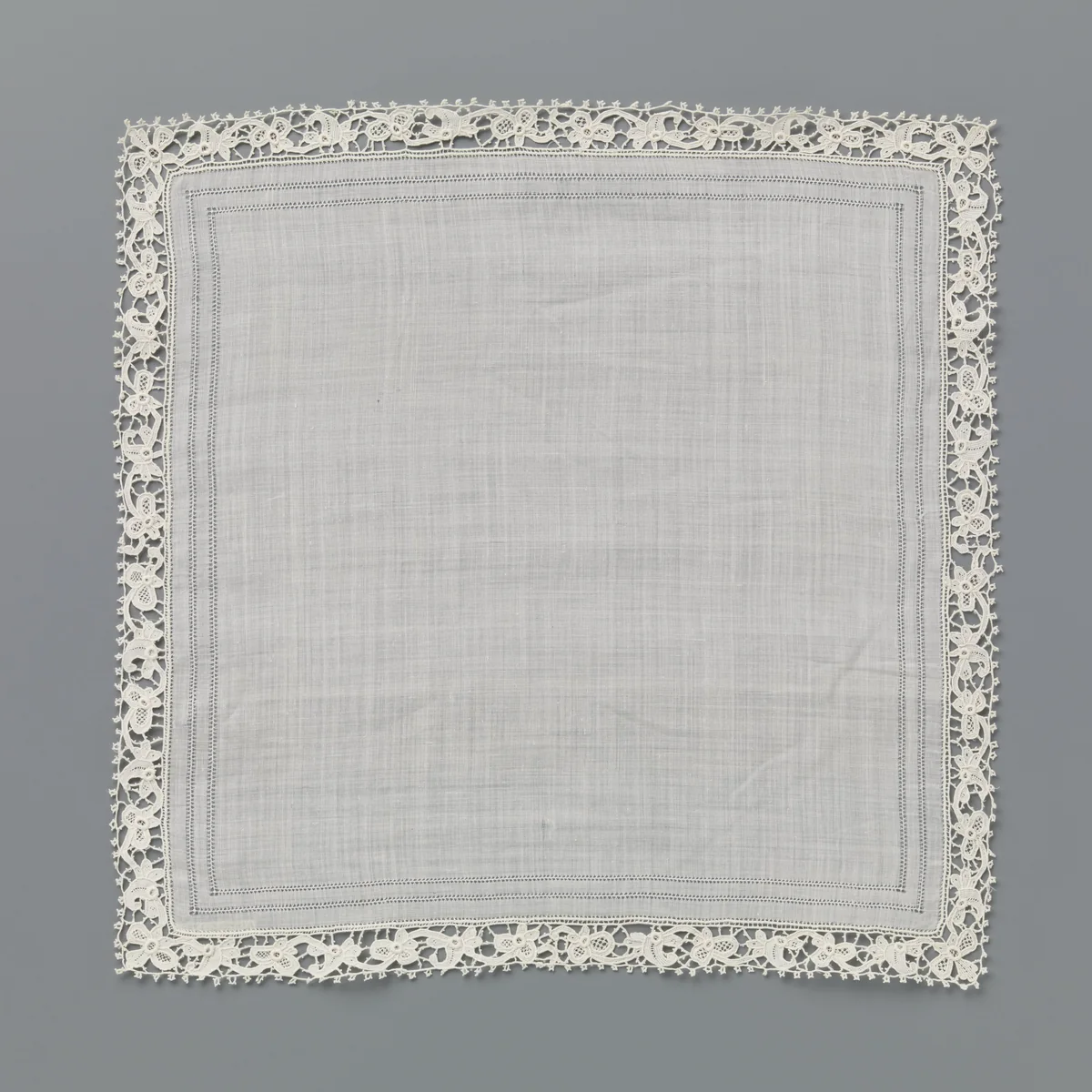 Zakdoek van batist met opengewerkte zomen en rondom afgewerkt met een strook naaldkant by anonymous, textile, 1870-1910