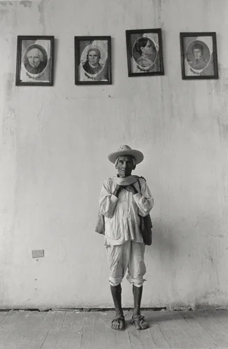 Los héroes de la patria, Cuetzalan, México (National Heroes, Cuetzalan, Mexico) by Graciela Iturbide, photograph, 1993