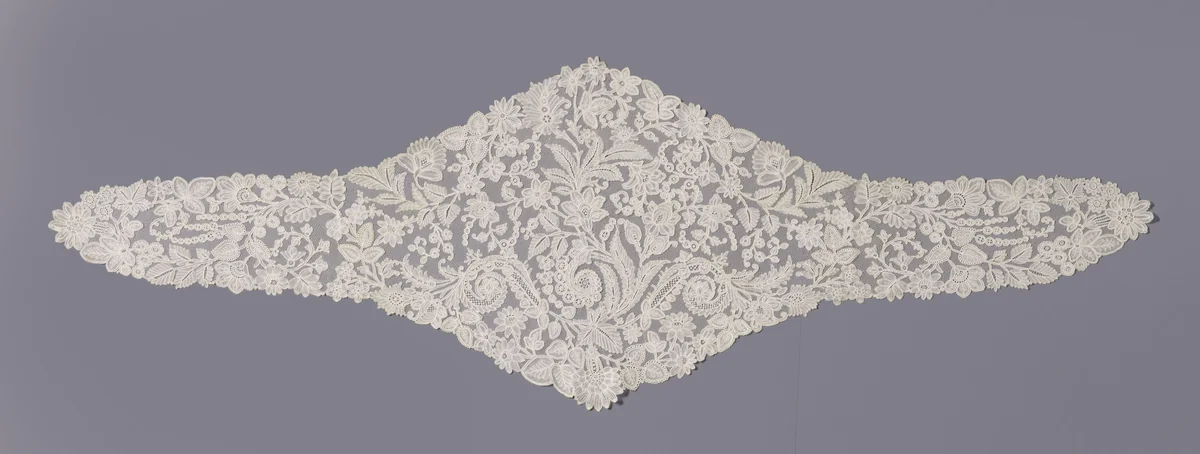 Fichu van gemengde kant met drie spiralen by anonymous, other, 1875-1899