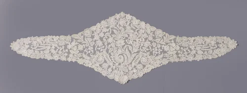 Fichu van gemengde kant met drie spiralen by anonymous, other, 1875-1899