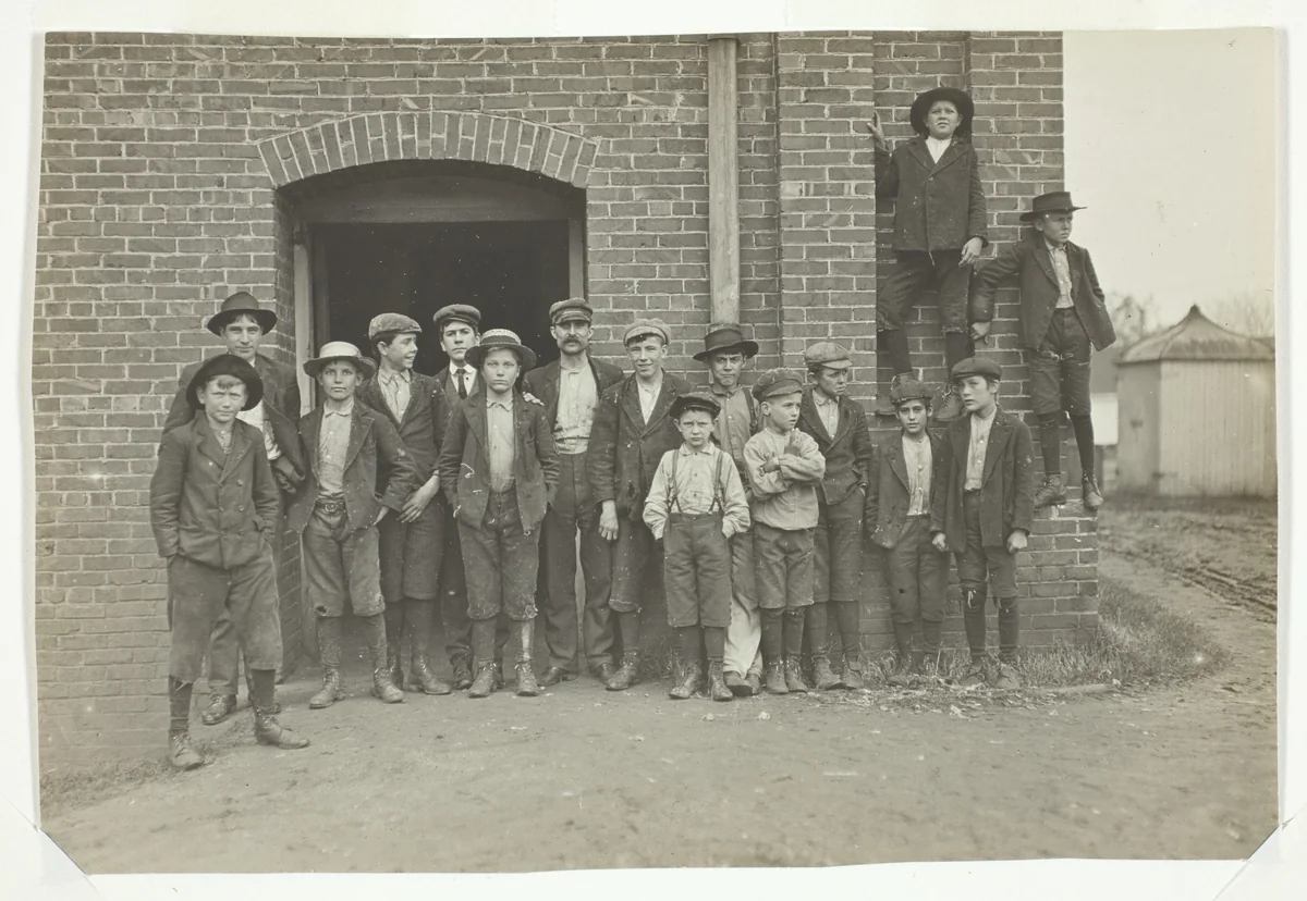 Noon Hour, King Mfg. Co., Augusta, Georgia by Lewis Wickes Hine, photograph, 1909