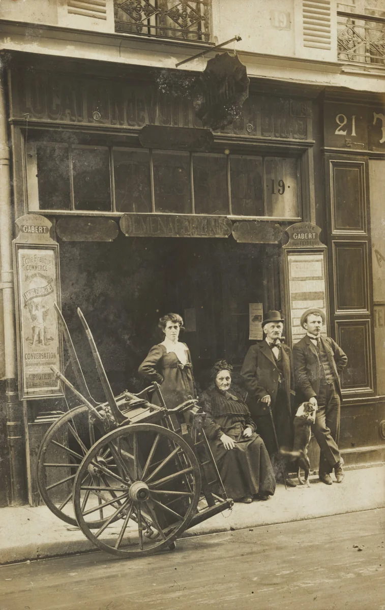 Magasin de location de voitures à bras by Unidentified Photographer, photograph, 1910