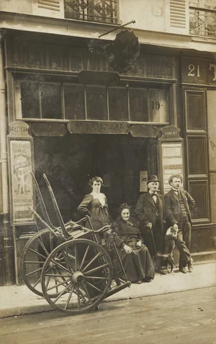 Magasin de location de voitures à bras by Unidentified Photographer, photograph, 1910