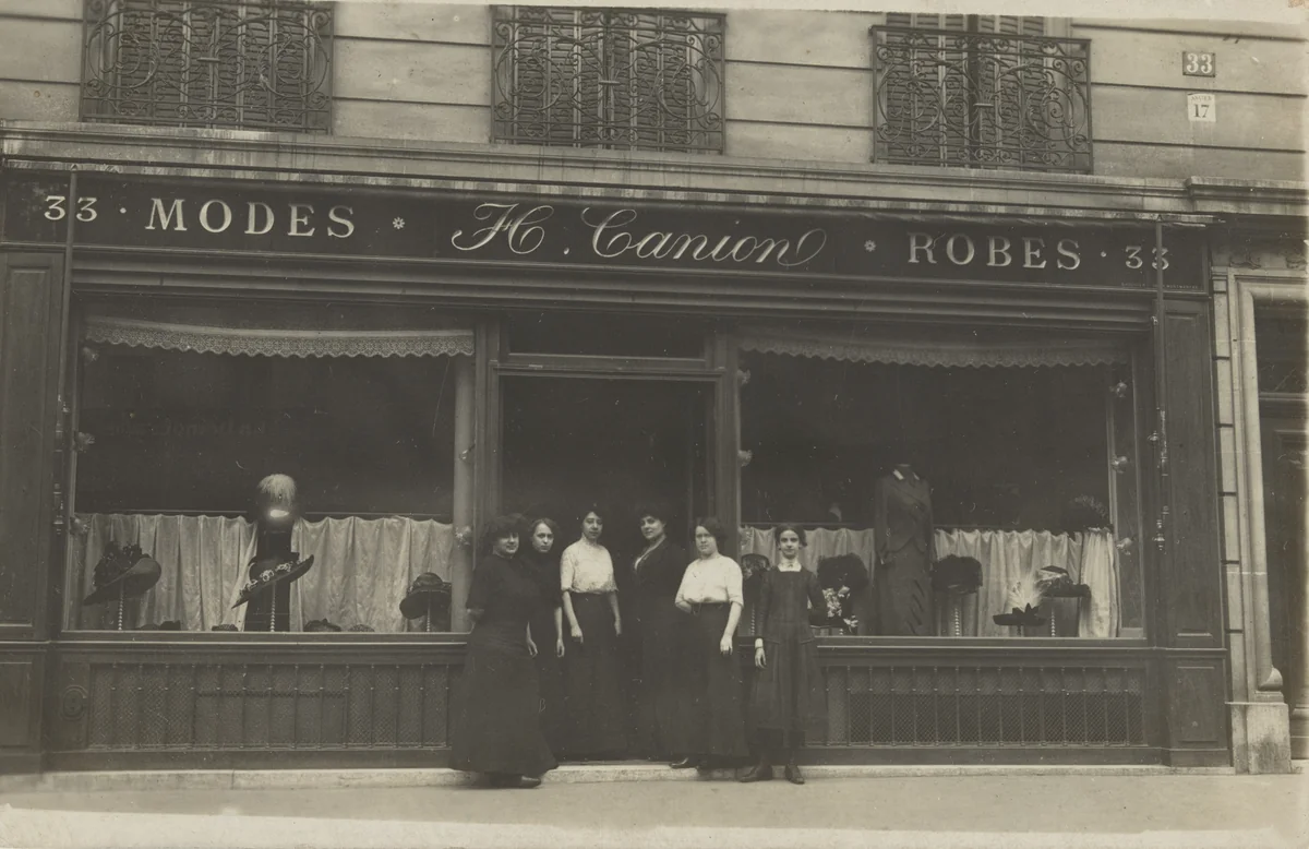 Modes - robes, Paris by Unidentified Photographer, photograph, 1914