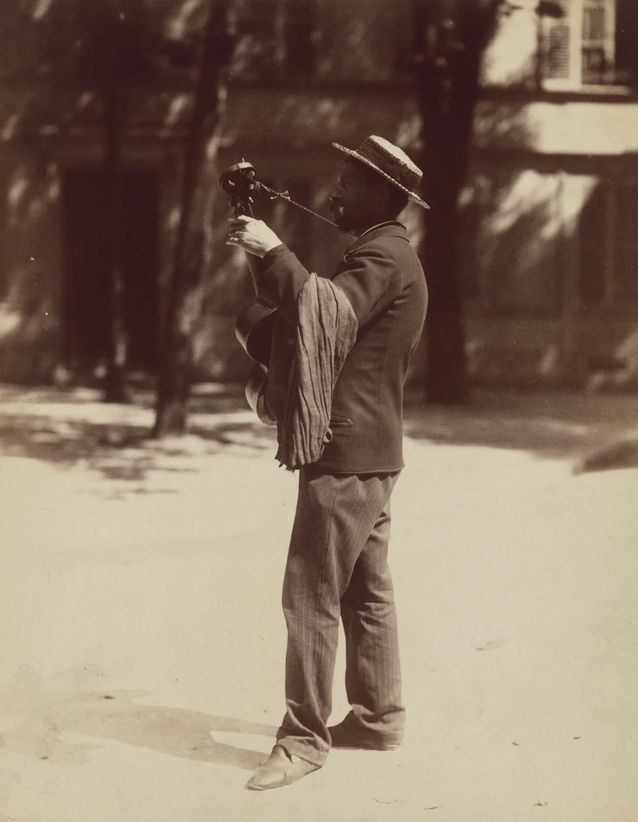 Joueur de guitare by Eugène Atget, photograph, 1899