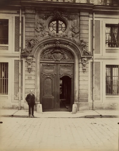 Versailles. Porte 6 avenue de Paris by Eugène Atget, photograph, 1903