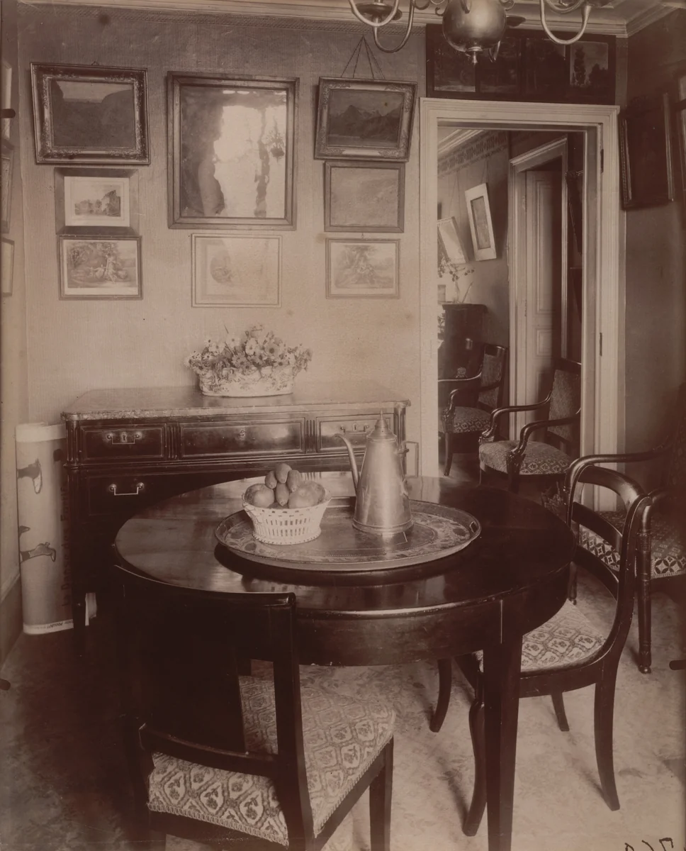 Intérieur de Mr A., industriel, rue Lepic by Eugène Atget, photograph, 1910